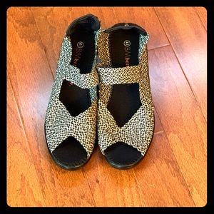 NEVER WORN! Black and white open toe, shoe.